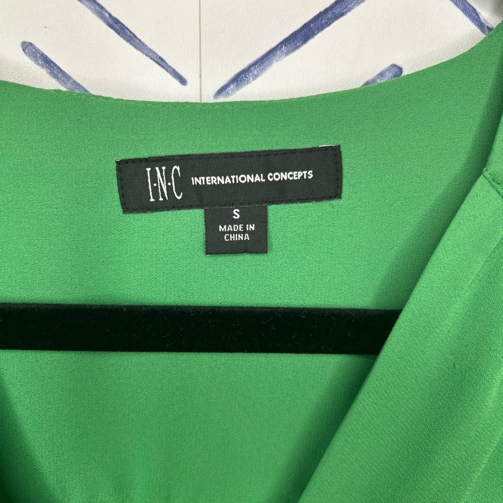 INC. Kelly Green v--Neck  Bubble Blouse Size Small - Picture 3 of 4